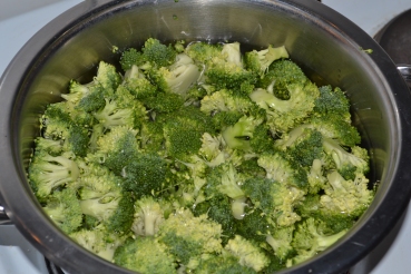 The Broccoli should look like this, when cut and put in water.
